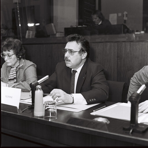 Fotografija 13: Ien VAN DEN HEUVEL and Ernest GLINNE attend a socialist group meeting at the European Parliament in Brussels, December 1983.