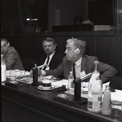 Fotografija 12: Bob MOLENAAR attends a socialist group meeting at the European Parliament in Brussels, December 1983.