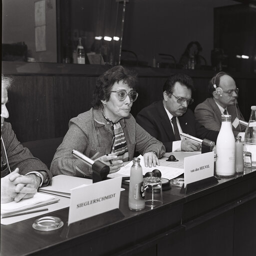 Fotografija 14: Ien van den HEUVEL and Ernest GLINNES attend a socialist group meeting at the European Parliament in Brussels, December 1983.