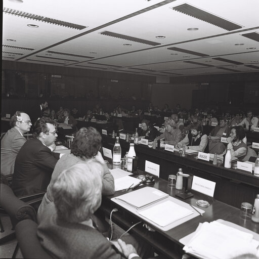 Fotografija 22: Socialist group meeting at the European Parliament in Brussels, December 1983.