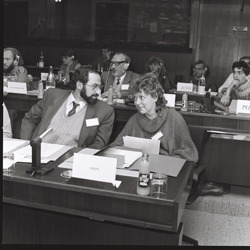 Fotografija 21: Sam BIESEMANS and Anne-Marie LIZIN attend a socialist group meeting at the European Parliament in Brussels, December 1983.