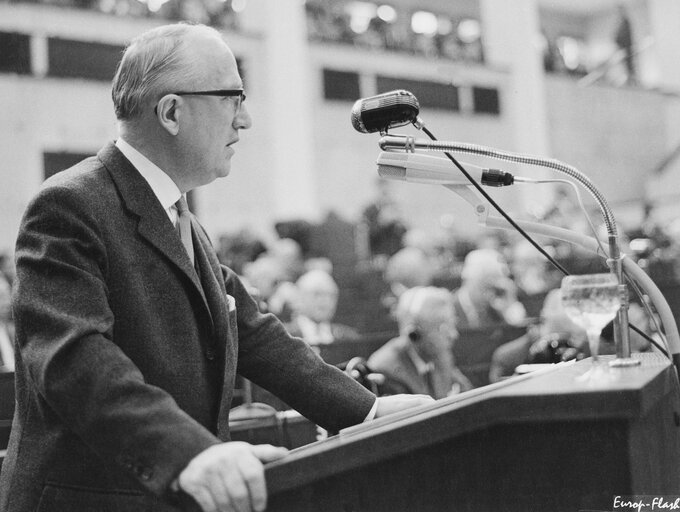 Valokuva 16: Walter HALLSTEIN - President of the European Commission - during a session in Strasbourg, France, March 27, 1963