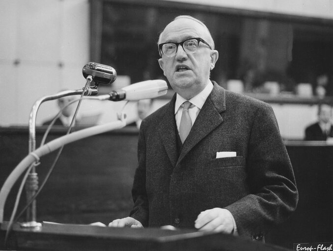 Fotografie 17: Walter HALLSTEIN - President of the European Commission - during a session in Strasbourg, France, March 27, 1963