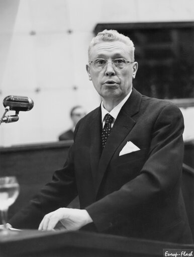 Fotografija 8: Henri FAYAT during a session in Strasbourg, France, March 27, 1963