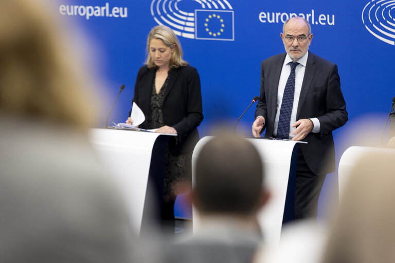 Photo 8 : EP Press briefing