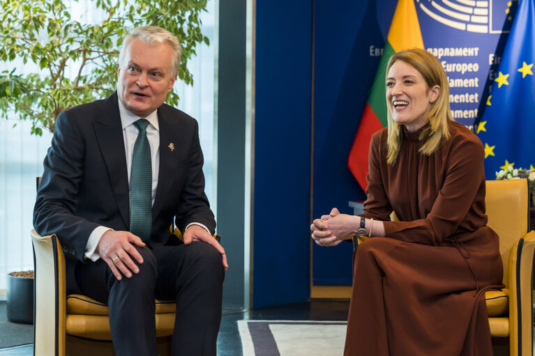 Fotografija 4: Roberta METSOLA, EP President meets with Gitanas NAUSEDA, President of Lithuania