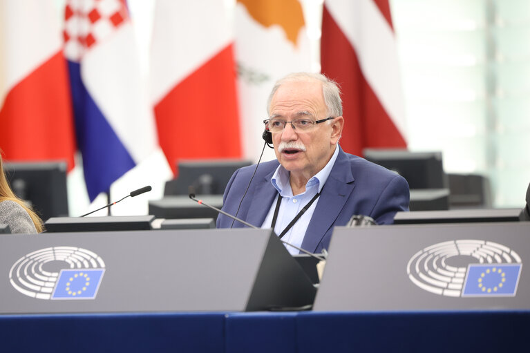 Fotografija 16: EP Plenary session - Adequate minimum income ensuring active inclusion - O. Q.