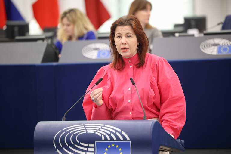 Fotografija 14: EP Plenary session - Adequate minimum income ensuring active inclusion - O. Q.