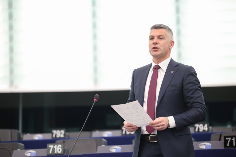 Fotografija 6: EP Plenary session - Adequate minimum income ensuring active inclusion - O. Q.