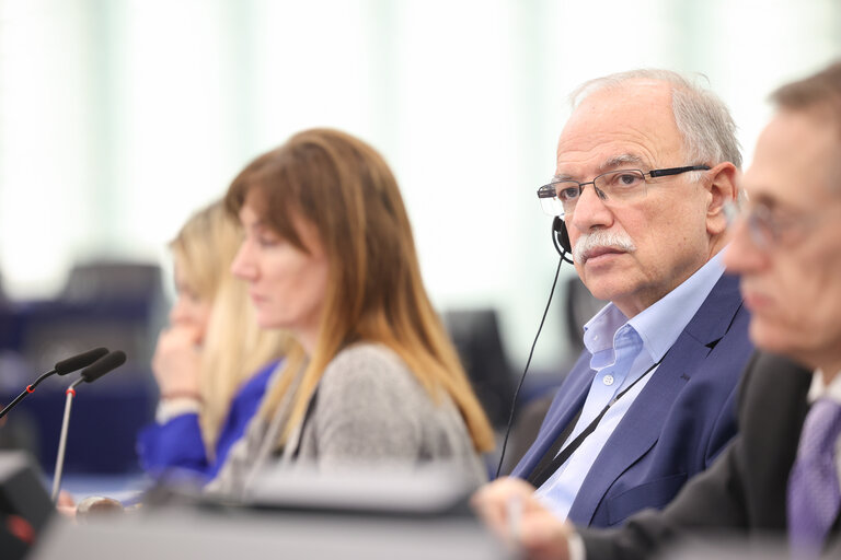 Fotografija 3: EP Plenary session - Adequate minimum income ensuring active inclusion - O. Q.