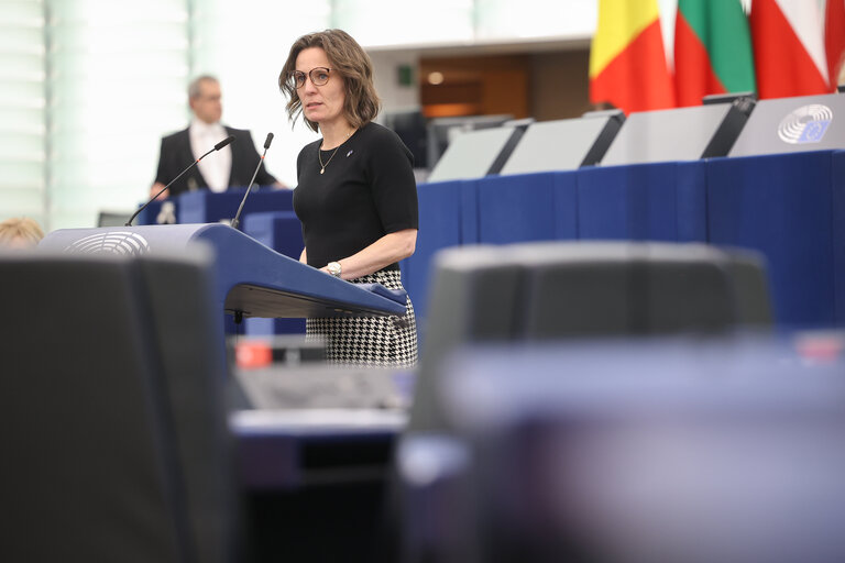 Fotografija 1: EP Plenary session - Adequate minimum income ensuring active inclusion - O. Q.