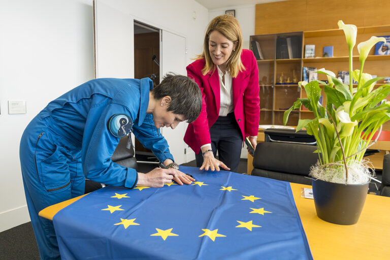 Photo 1: Roberta METSOLA, EP President meets with Samantha CRISTOFORETTI, commander of the International Space Station