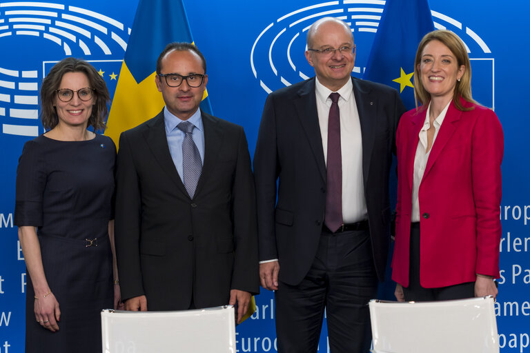 Fotogrāfija 5: Lex signing ceremony: - signature of six COD LEX texts by Roberta METSOLA, EP President and by Jessika ROSWALL, Swedish Minister for EU Affairs