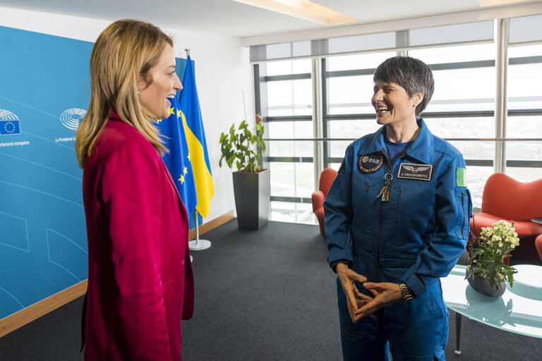 Photo 5: Roberta METSOLA, EP President meets with Samantha CRISTOFORETTI, commander of the International Space Station