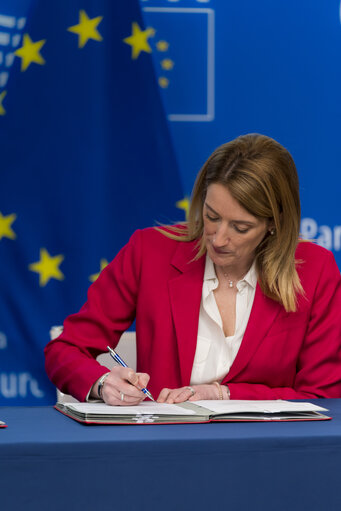 Fotogrāfija 7: Lex signing ceremony: - signature of six COD LEX texts by Roberta METSOLA, EP President and by Jessika ROSWALL, Swedish Minister for EU Affairs