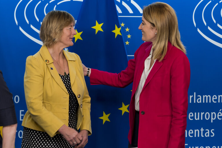 Fotogrāfija 9: Lex signing ceremony: - signature of six COD LEX texts by Roberta METSOLA, EP President and by Jessika ROSWALL, Swedish Minister for EU Affairs