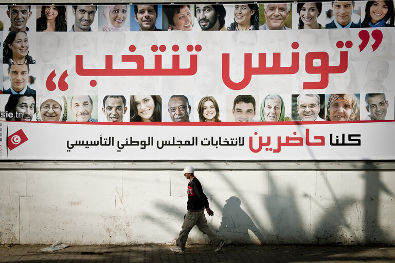 Fotografija 41: Raued, Tunisia 21 October 2011  European Union observers Laura Bretea and Anne Uhlig monitoring in Ariana district.   Following the invitation from the Tunisia interim government, the European Union established an Election Observation Mission to monitor the upcoming elections for a Constituent Assembly scheduled on October 23rd 2011.