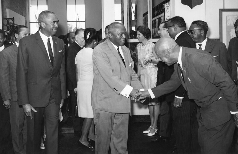 Fotó 6: Visit to Madagascar from 9th to 15th January 1969 - Reception of the delegates by the Malagasy Parliament at the National Assembly