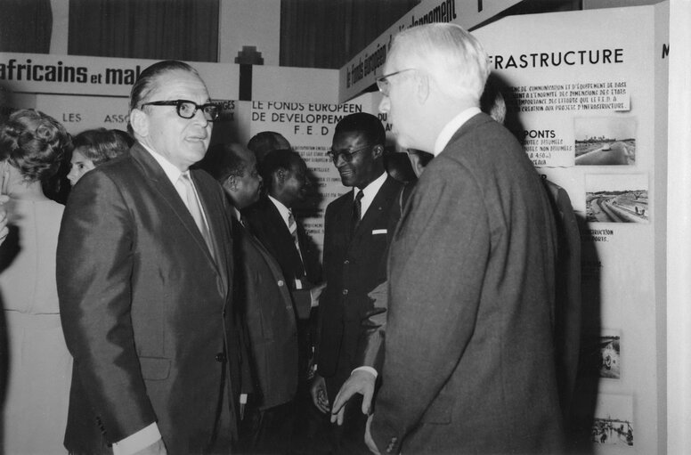 Fotó 18: Visit to Madagascar from 9th to 15th January 1969 - Visit of the exhibition.