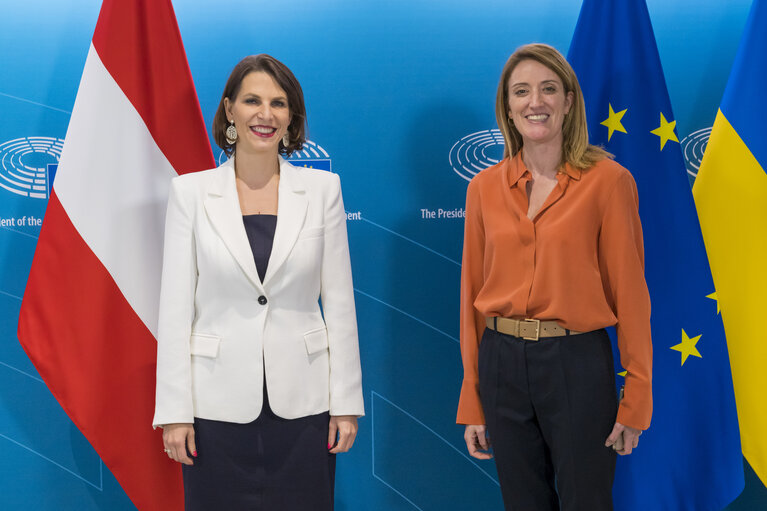 Fotografia 3: Roberta METSOLA, EP President meets with Karoline EDSTADLER, Federal Minister for the EU and Constitution at the Federal Chancellery of Austria