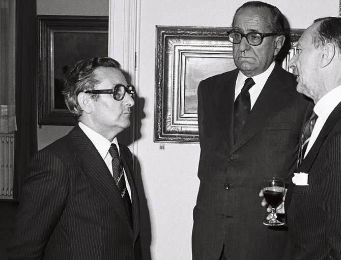 Zdjęcie 14: EP President Emilio COLOMBO meets with President of the Assembly of the Republic of Portugal Vasco da Gama FERNANDES, Luxembourg, July 1978.