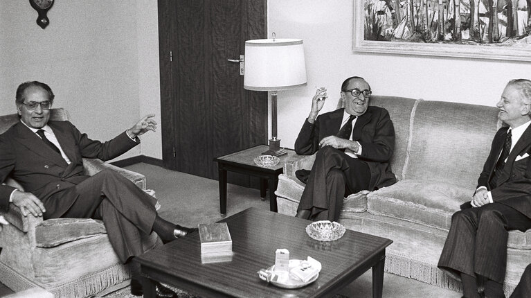 Zdjęcie 5: EP President Emilio COLOMBO meets with President of the Assembly of the Republic of Portugal Vasco da Gama FERNANDES, Luxembourg, July 1978.