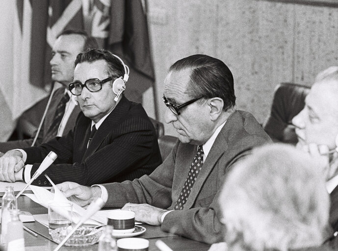 Zdjęcie 9: EP President Emilio COLOMBO meets with President of the Assembly of the Republic of Portugal Vasco da Gama FERNANDES, Luxembourg, July 1978.