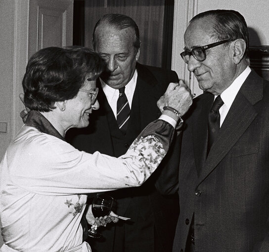 Zdjęcie 1: EP President Emilio COLOMBO meets with President of the Assembly of the Republic of Portugal Vasco da Gama FERNANDES, Luxembourg, July 1978.