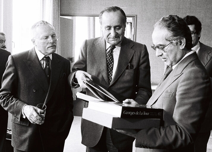 Zdjęcie 10: EP President Emilio COLOMBO meets with President of the Assembly of the Republic of Portugal Vasco da Gama FERNANDES, Luxembourg, July 1978.