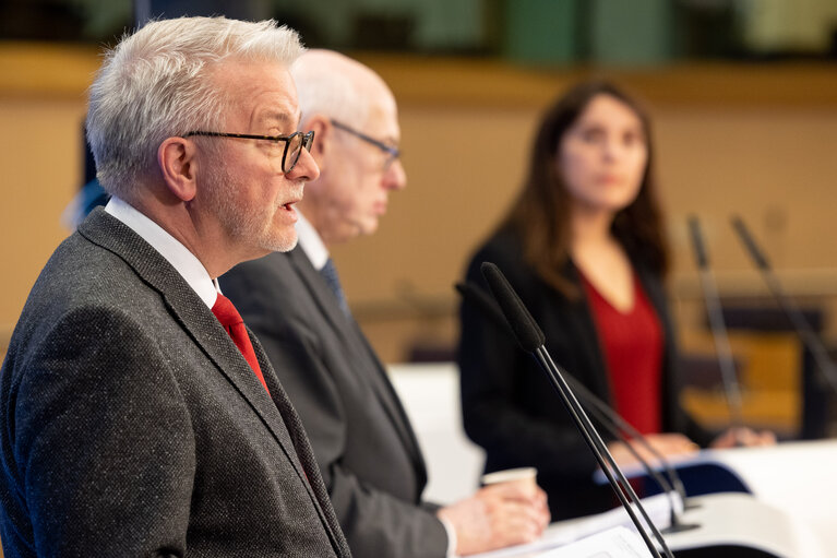 Φωτογραφία 14: Press conference on establishing the European defence industry reinforcement through common procurement act