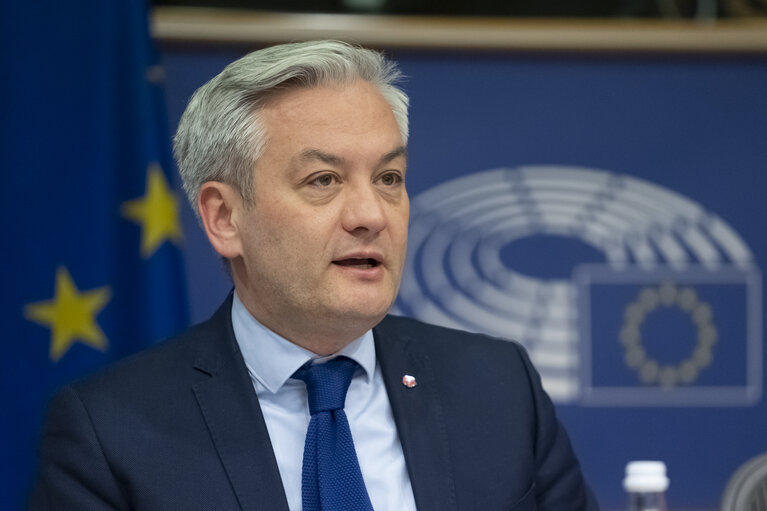 Photo 15 : FEMM hearing backlash against women's rights