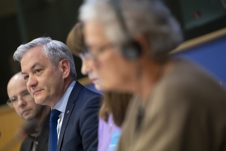 Photo 13 : FEMM hearing backlash against women's rights