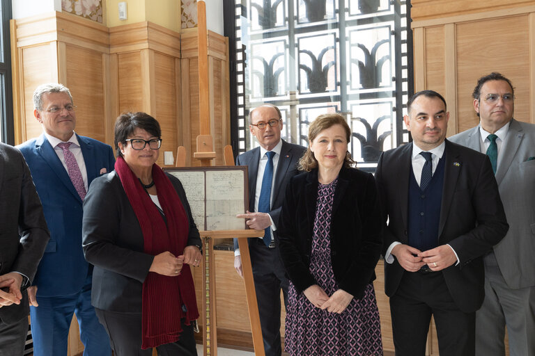 Fotografija 29: Handover ceremony of replica of Sigismund of Luxembourg Roma Decree to the House of European History