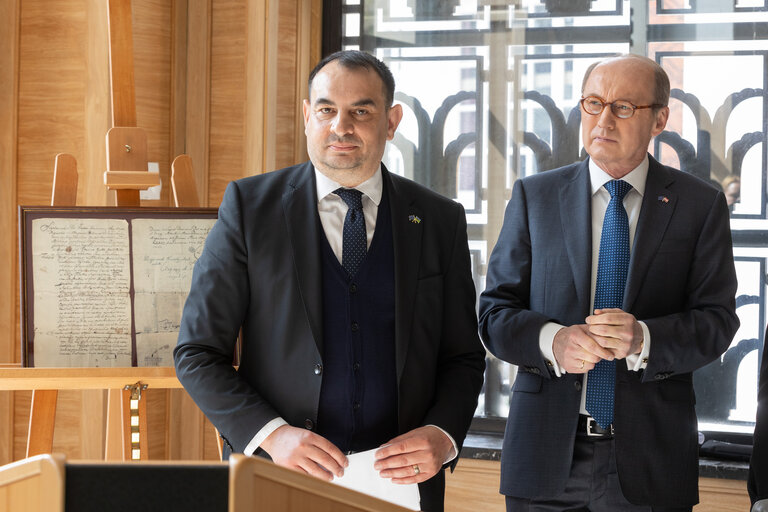 Billede 24: Handover ceremony of replica of Sigismund of Luxembourg Roma Decree to the House of European History