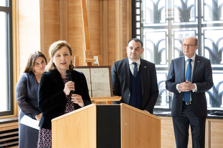 Billede 13: Handover ceremony of replica of Sigismund of Luxembourg Roma Decree to the House of European History