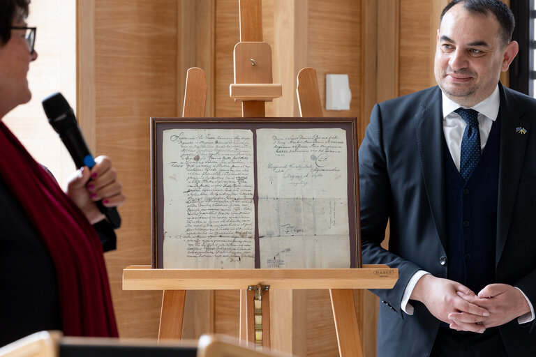 Billede 8: Handover ceremony of replica of Sigismund of Luxembourg Roma Decree to the House of European History