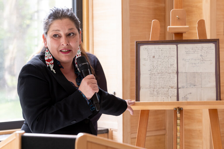 Fotografija 6: Handover ceremony of replica of Sigismund of Luxembourg Roma Decree to the House of European History