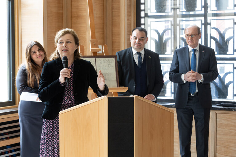 Foto 14: Handover ceremony of replica of Sigismund of Luxembourg Roma Decree to the House of European History