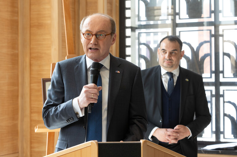 Fotografija 22: Handover ceremony of replica of Sigismund of Luxembourg Roma Decree to the House of European History