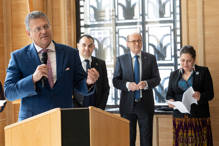 Fotografija 17: Handover ceremony of replica of Sigismund of Luxembourg Roma Decree to the House of European History