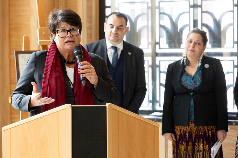 Fotografija 9: Handover ceremony of replica of Sigismund of Luxembourg Roma Decree to the House of European History