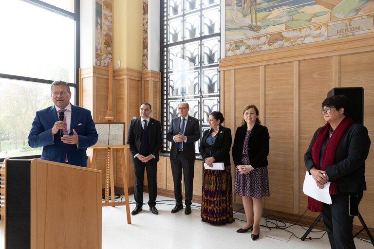 Fotografija 19: Handover ceremony of replica of Sigismund of Luxembourg Roma Decree to the House of European History