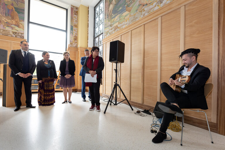 Fotografija 11: Handover ceremony of replica of Sigismund of Luxembourg Roma Decree to the House of European History