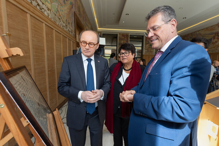 Billede 30: Handover ceremony of replica of Sigismund of Luxembourg Roma Decree to the House of European History