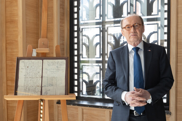 Fotografija 27: Handover ceremony of replica of Sigismund of Luxembourg Roma Decree to the House of European History