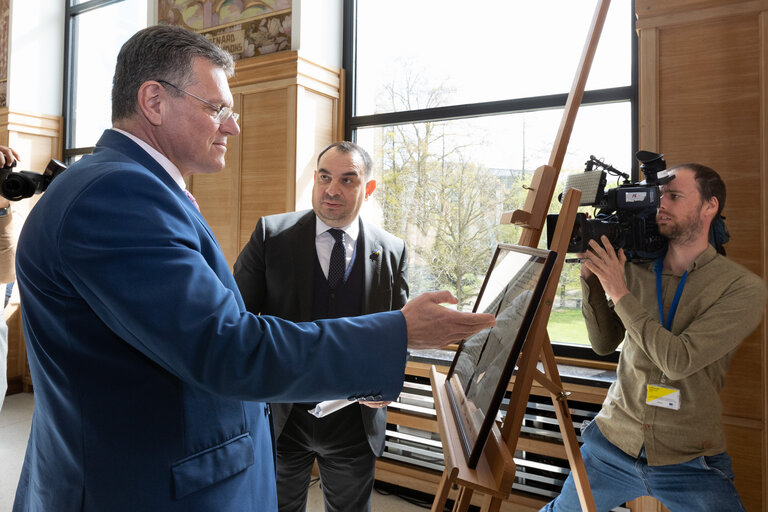 Fotografija 32: Handover ceremony of replica of Sigismund of Luxembourg Roma Decree to the House of European History