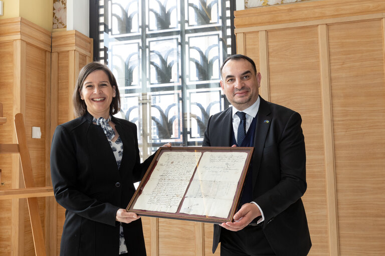 Billede 2: Handover ceremony of replica of Sigismund of Luxembourg Roma Decree to the House of European History