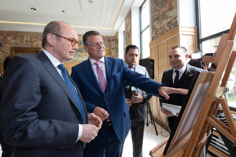 Fotografija 31: Handover ceremony of replica of Sigismund of Luxembourg Roma Decree to the House of European History