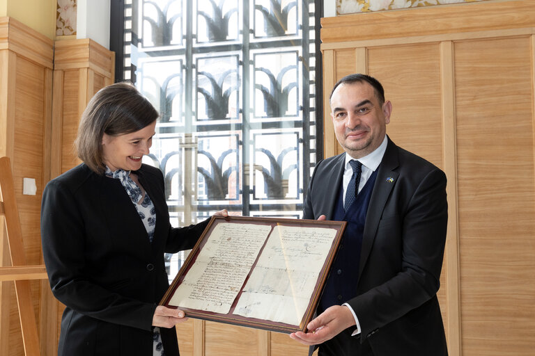 Billede 1: Handover ceremony of replica of Sigismund of Luxembourg Roma Decree to the House of European History