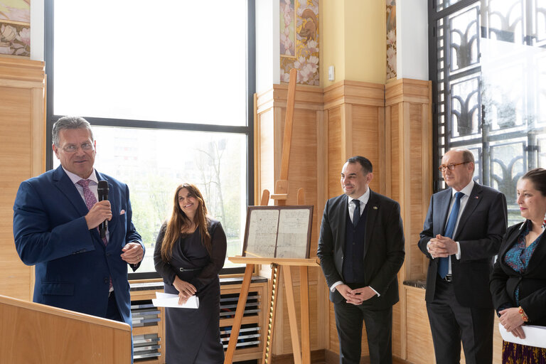 Fotografija 20: Handover ceremony of replica of Sigismund of Luxembourg Roma Decree to the House of European History